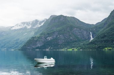Lusterfjord fiyordunda bir teknesi olan Norveç manzarası. Come Luster, Norveç. Dağ ve şelale manzarası