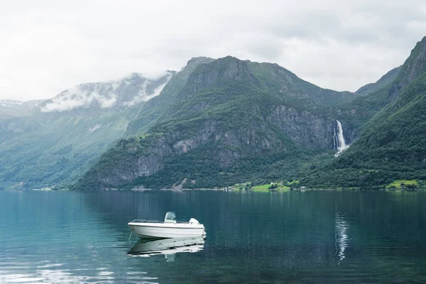 Paesaggio Norvegese Con Una Barca Nel Fiordo Lusterfjord Note Altri — Foto Stock