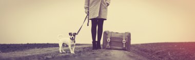 bavul ve köpek olan kadın portresi