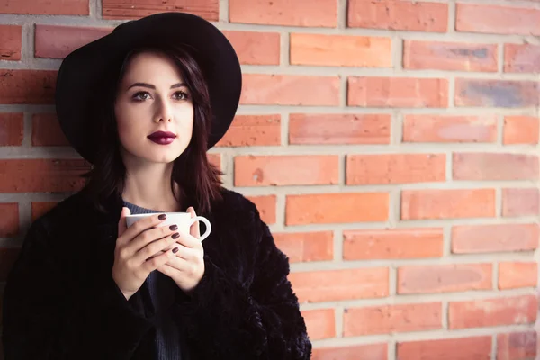 Mujer con sombrero y abrigo negro — Foto de Stock