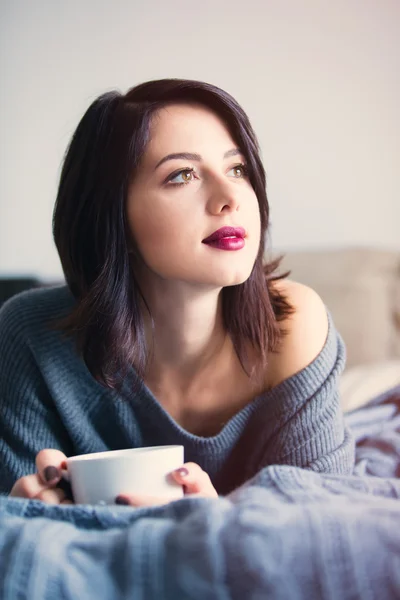 Kvinna med kaffe eller te hemma — Stockfoto