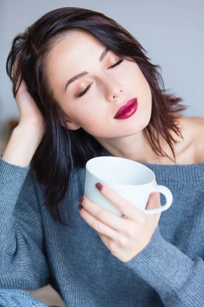 Kvinna med kaffe eller te hemma — Stockfoto