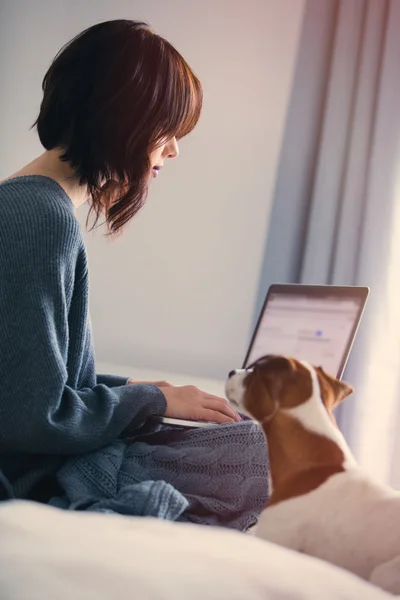 Vrouw met hond en notebook — Stockfoto