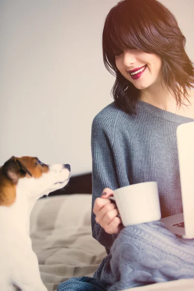 Mujer con de café, perro y cuaderno — Foto de Stock