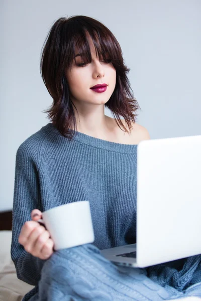 Donna con di caffè o tè e taccuino — Foto Stock