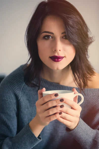 Kvinna med kaffe eller te hemma — Stockfoto