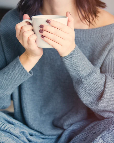 Женщина с кофе или чая дома — стоковое фото