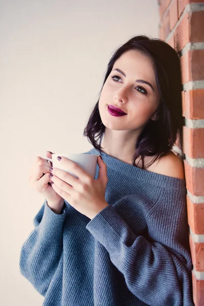 Kvinna med kaffe eller te — Stockfoto