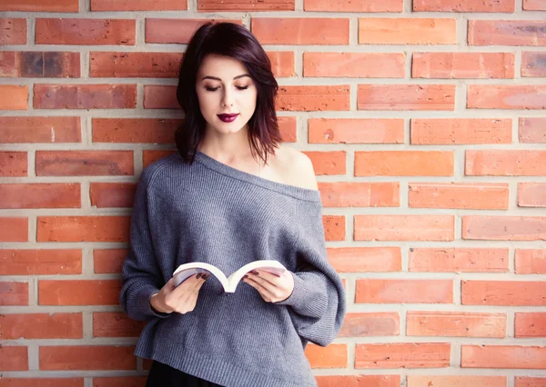 Jonge Kaukasische vrouw met boek — Stockfoto