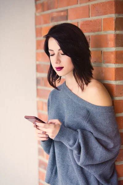 Mujer joven caucásica con teléfono móvil —  Fotos de Stock