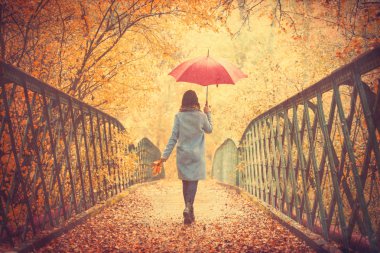 Картина, постер, плакат, фотообои "девушка с зонтиком в осеннем парке ", артикул 128318752