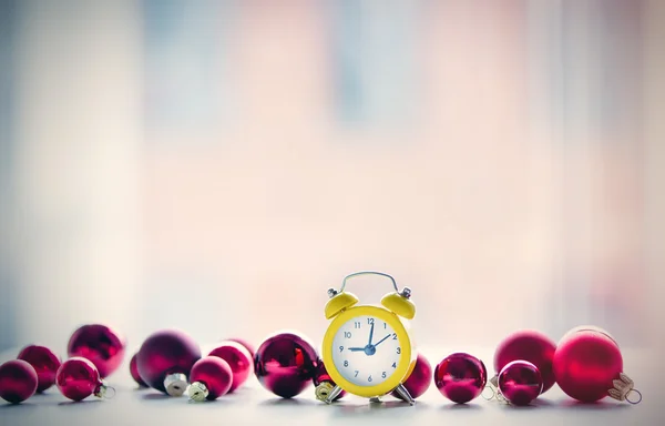 Väckarklocka och jul dekorationer — Stockfoto