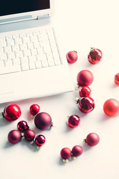 Ноутбук і різдвяні прикраси — стокове фото