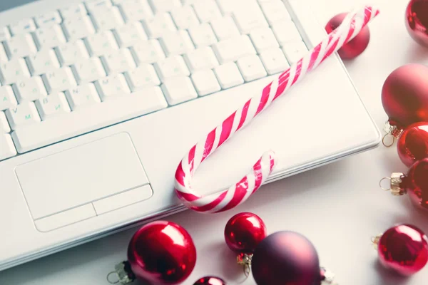 Laptop och Jul dekorationer — Stockfoto