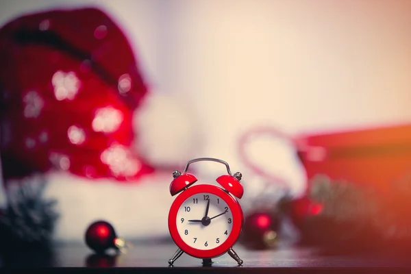 Ébresztőóra és karácsonyi dekorációk — Stock Fotó