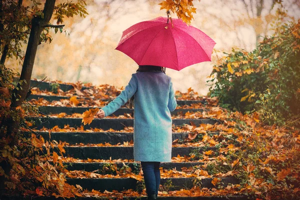 Ragazza con ombrello nel parco autunnale — Foto Stock