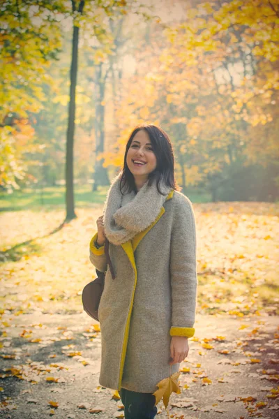 Femme dans le parc d'automne — Photo