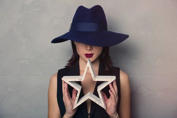 Frau mit Hut in Sternform — Stockfoto