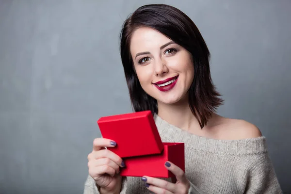 Жінка з маленькою червоною подарунковою коробкою — стокове фото