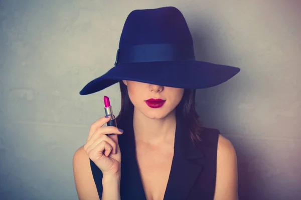 Donna in cappello con rossetto — Foto Stock