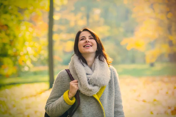 Sonbahar parkındaki kadın — Stok fotoğraf