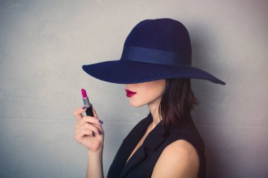 ruj ile şapkalı kadın