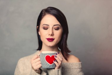 Bir fincan kahveli kadın.