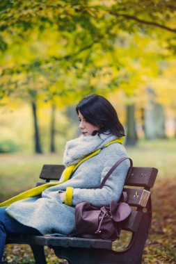 Bankta oturan kadın