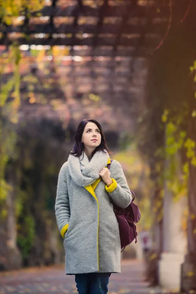 Žena v podzimním parku — Stock fotografie