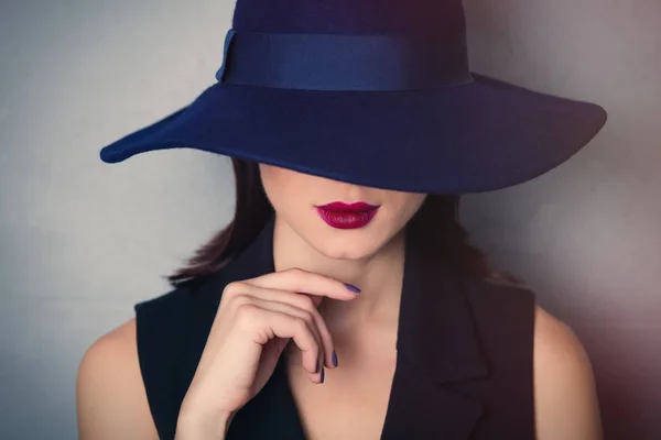Brunette vrouw in hoed — Stockfoto