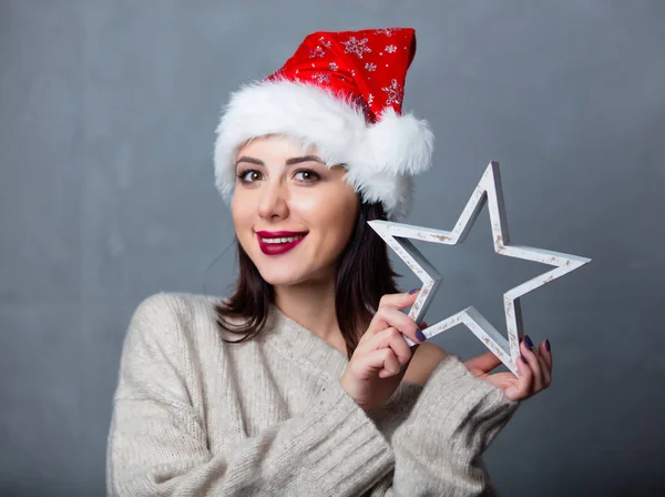 Γυναίκα με καπέλο Χριστουγέννων με αστέρι — Φωτογραφία Αρχείου