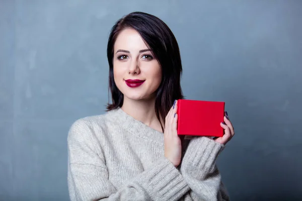 Mulher com pequena caixa de presente vermelho — Fotografia de Stock