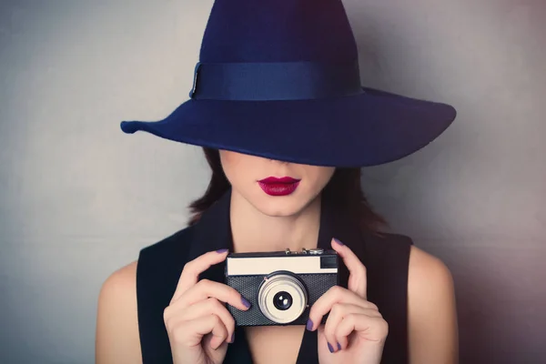 Γυναίκα με καπέλο με vintage φωτογραφία κάμερα — Φωτογραφία Αρχείου