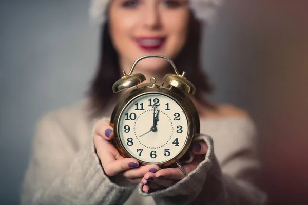 Mujer con reloj despertador vintage —  Fotos de Stock