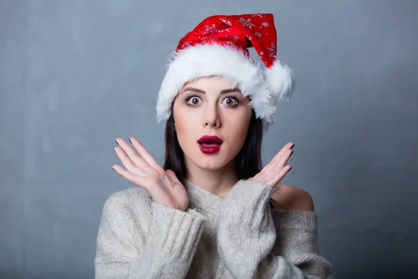 Frau mit Weihnachtsmütze — Stockfoto