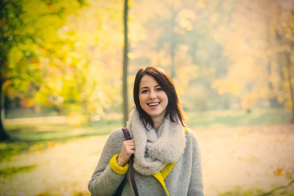 Donna nel parco d'autunno — Foto Stock