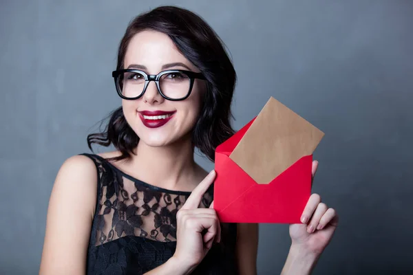 Mulher em vestido preto com envelope — Fotografia de Stock