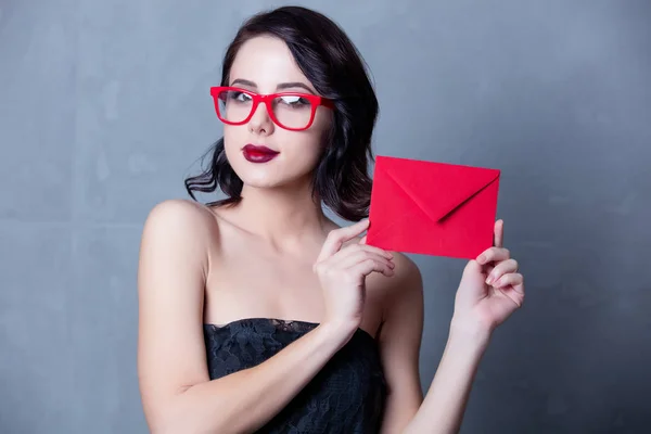 Mulher em vestido preto com envelope — Fotografia de Stock