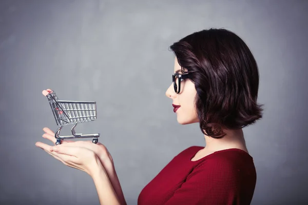 Mulher com carrinho de compras — Fotografia de Stock