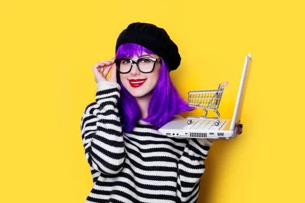 Mujer con carrito de compras y portátil —  Fotos de Stock