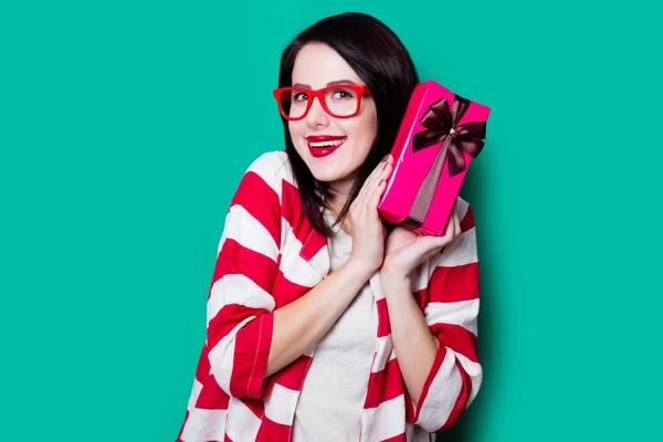 Mujer en gafas con regalo — Foto de Stock