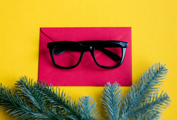 Rode kerst envelop en stijl bril — Stockfoto