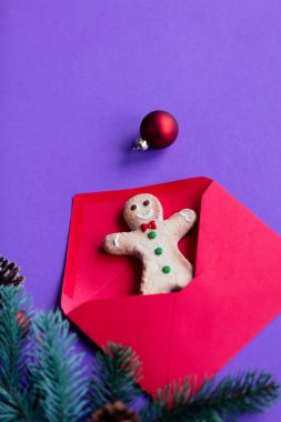 Kırmızı Noel zarf ve hediyeler 