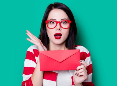 Kumral kız zarf ile