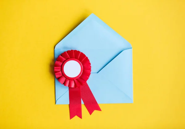 Envelope de Natal azul e recompensa — Fotografia de Stock