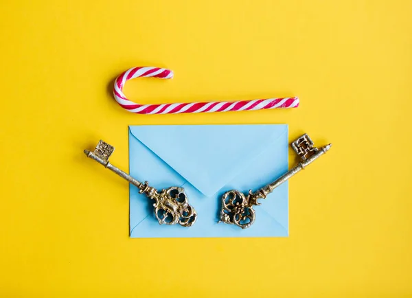Kerst envelop en sleutels — Stockfoto