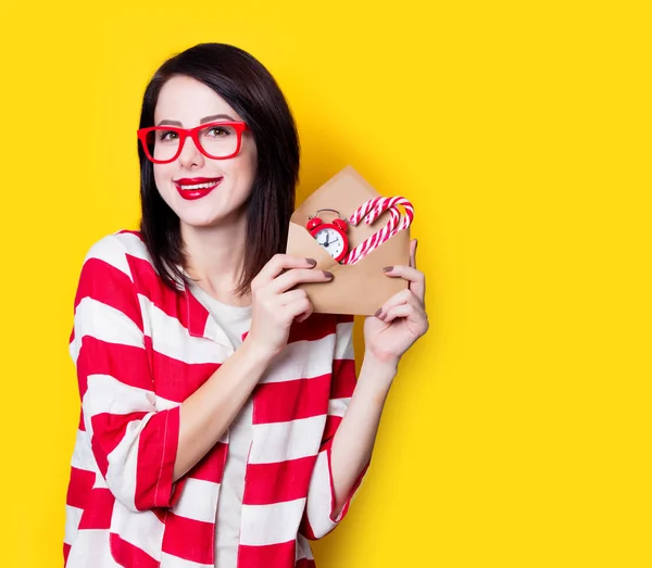 Femme avec des cadeaux de Noël — Photo