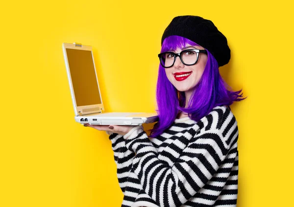 Mulher com laptop — Fotografia de Stock