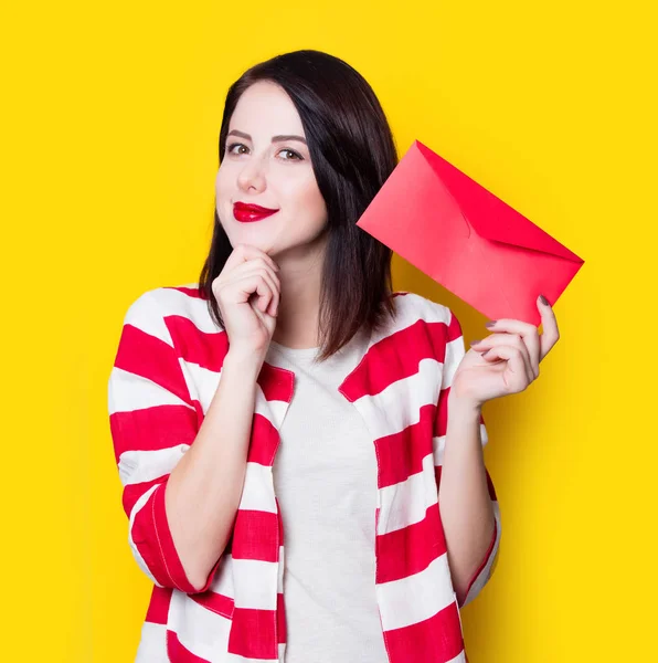 Menina segurando presente vermelho — Fotografia de Stock