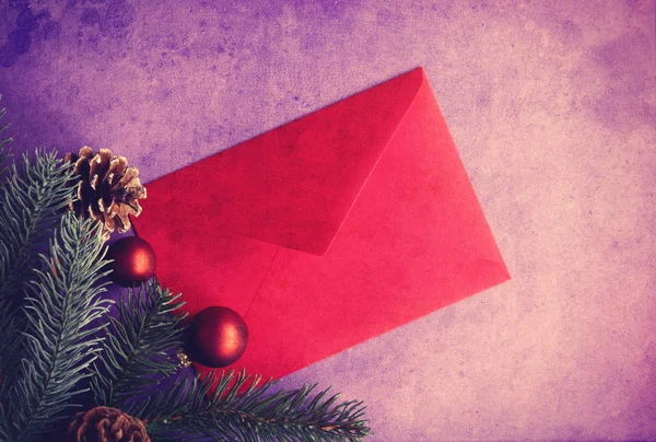 Envelope de Natal e ramo de pinho — Fotografia de Stock